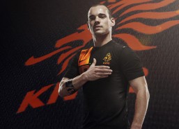 中国体彩_东契奇笑谈好基友里夫斯，顶级球星般的表现，却成最后一夸